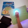 iLight – Pizarra Infantil Mágica de Dibujo con Luz Real – Juego de Pintar para Niños Niñas de 3 a 9 años que Fomenta la Creatividad – Incluye Tablero + 1 Bolígrafo de Luz + 2 Plantillas [Tamaño A4].